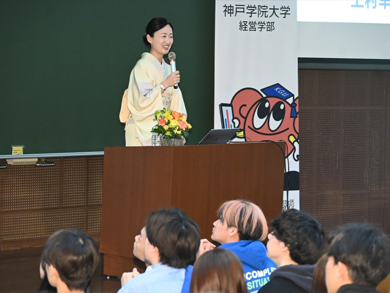 笑顔で学生に話す上村さん