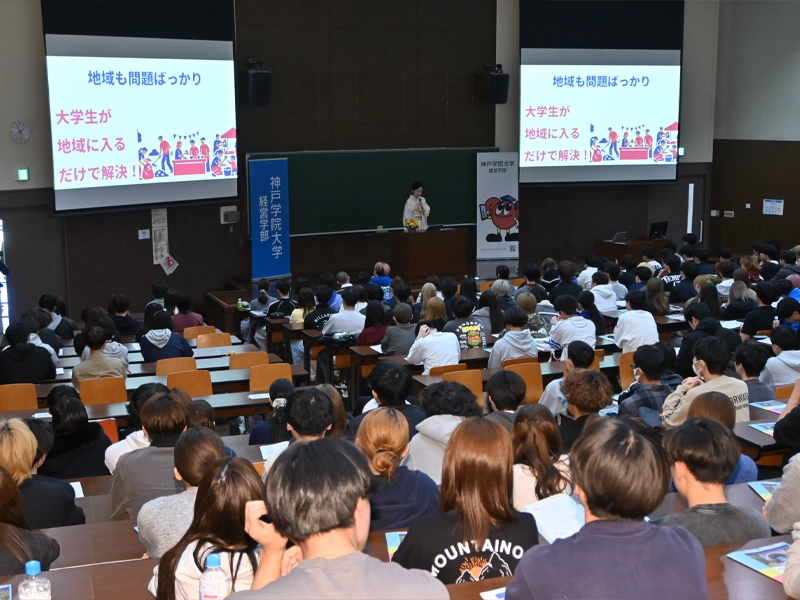 上村さんの講演を聴く新入生