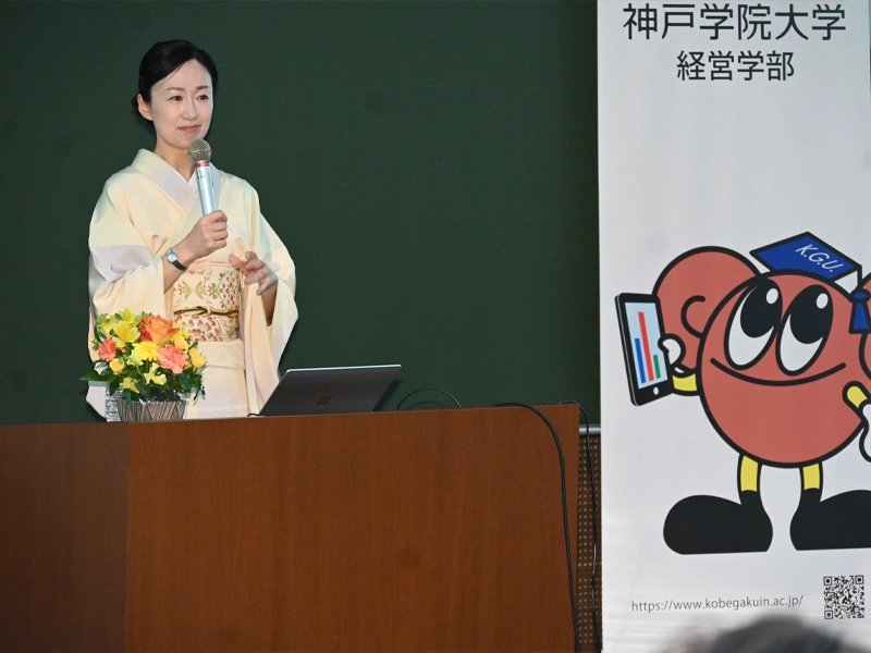 着物姿がりりしい上村さん