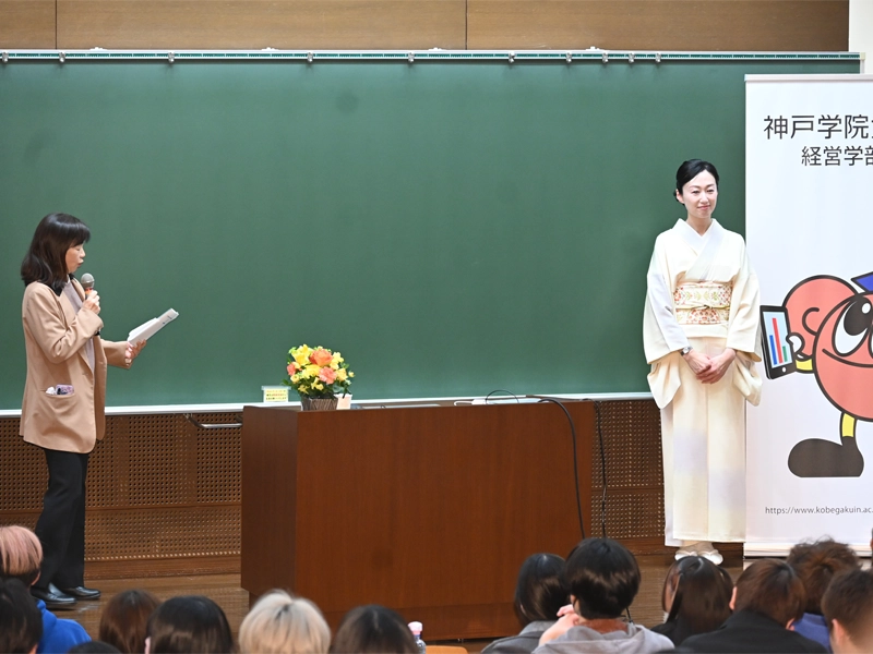 上村さんに御礼を述べる辻幸恵教授(左)