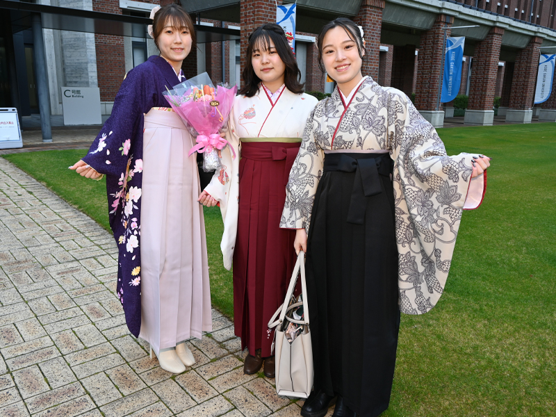 C号館前で記念撮影する薬学部の卒業生