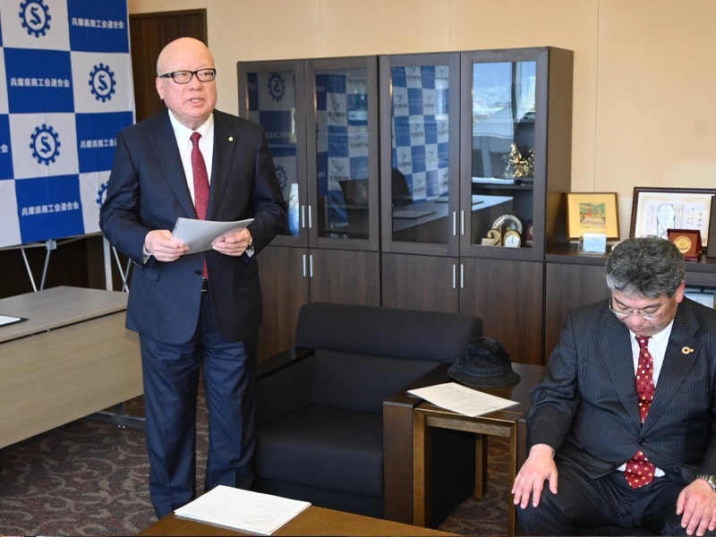 あいさつする藤井会長