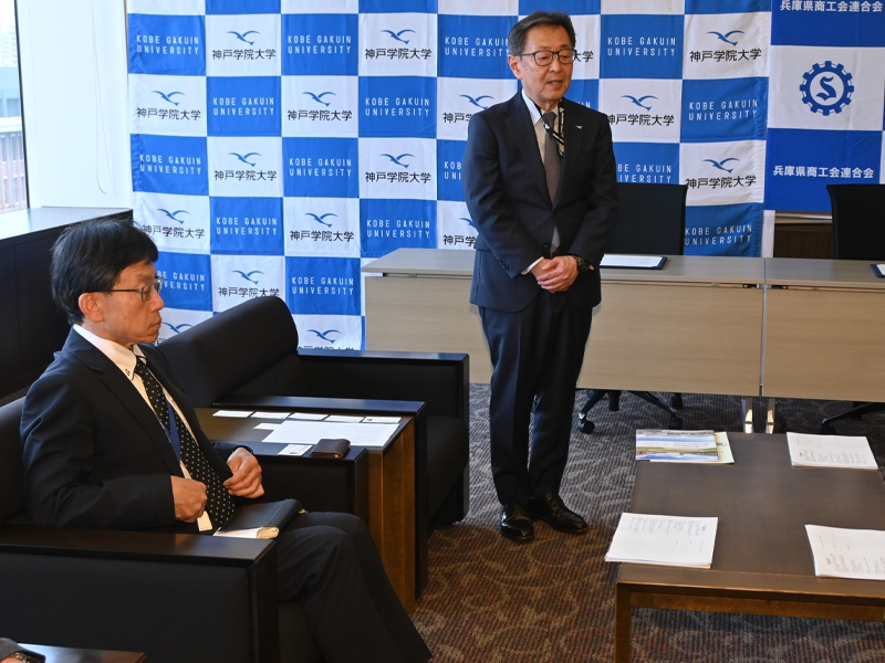 あいさつする備酒学長