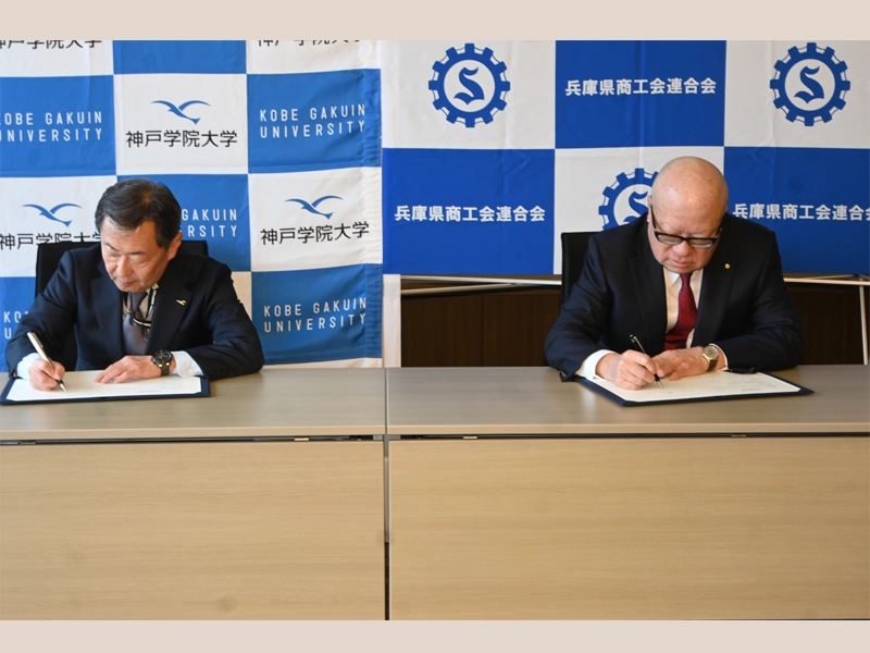 協定書に署名する備酒学長と藤井会長