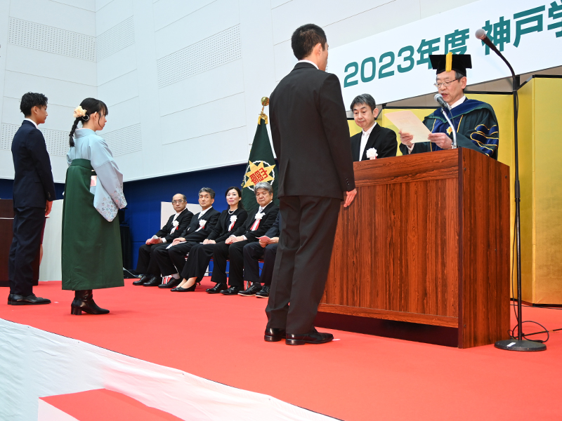 学位記を授与される法学部の卒業生総代