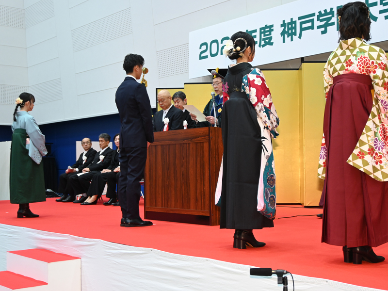 学位記を授与される経営学部の卒業生総代