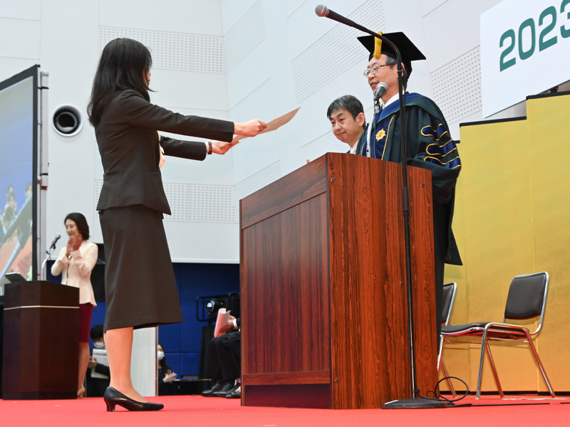 学位記を受け取る大学院法学研究科の修了生総代