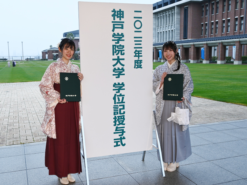 学位記を手に記念撮影する卒業生