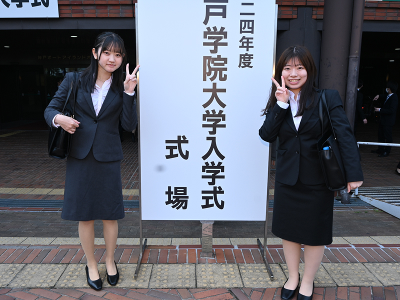 会場前で記念撮影する新入生