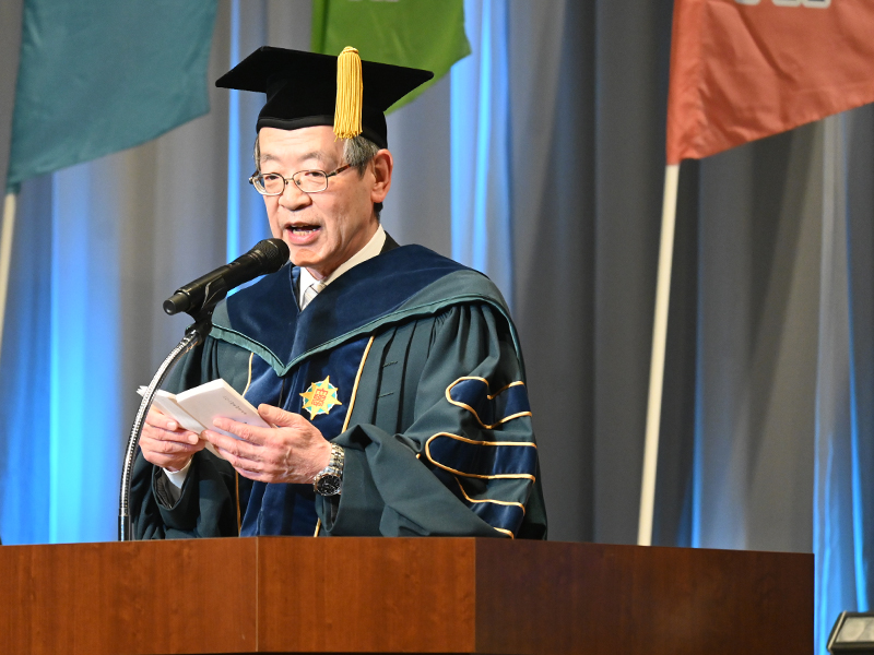 式辞を読む中村恵学長