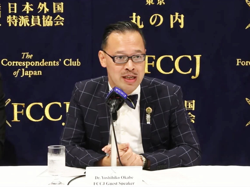 会見で発言する岡部教授
