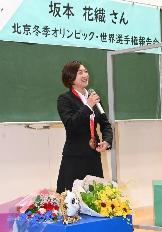 学生からの質問に答える坂本さん