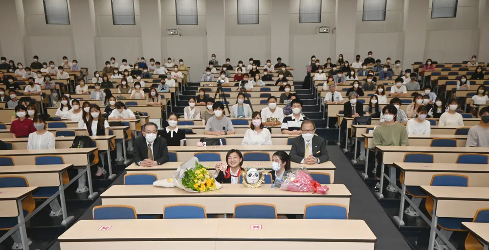 坂本さんの北京冬季五輪などメダル報告会に集まった学生や教職員