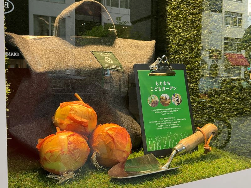 大丸神戸店北側外廊沿いのショーウインドウでも 「もとまち こどもガーデン」の取り組みが紹介されています