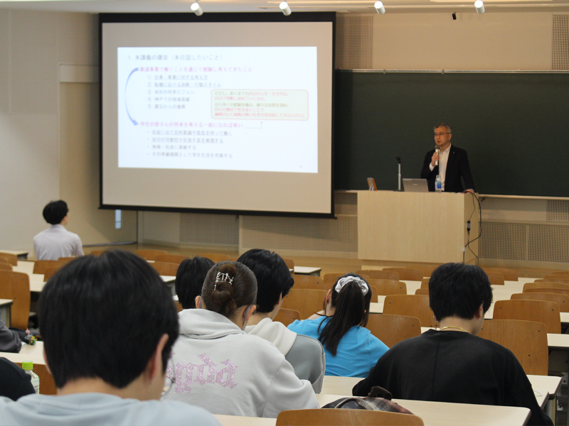 講義を聴く学生ら