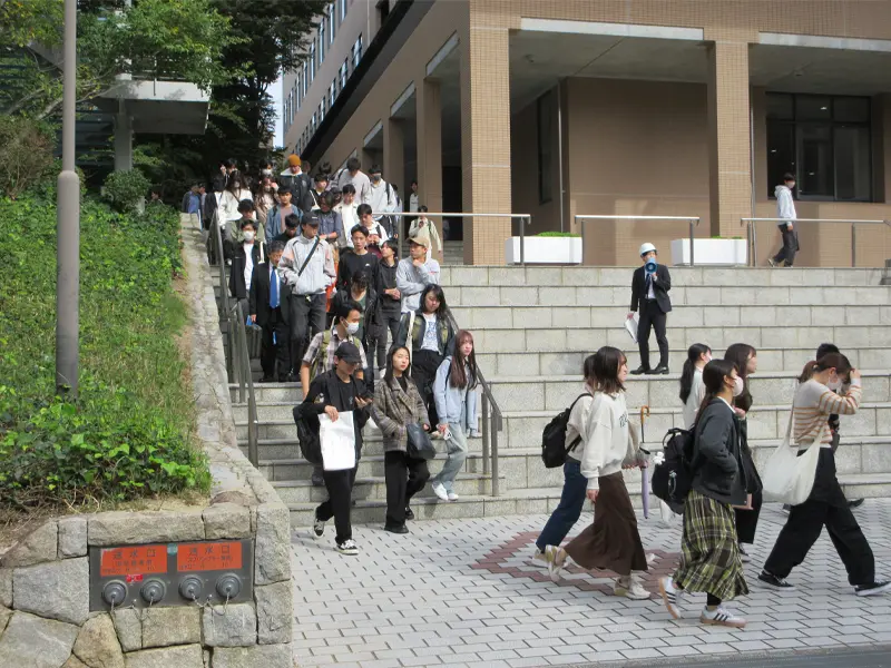 有瀬キャンパスで第1グラウンドに向かう訓練をする学生たち