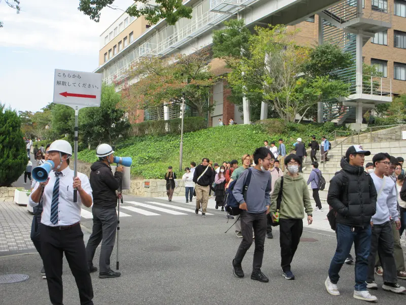 有瀬キャンパスで第1グラウンドに向かう学生たち