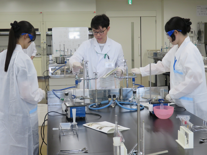 サポートする薬学部生
