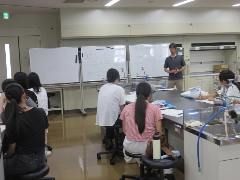 教員の説明に熱心に耳を傾ける高校生ら