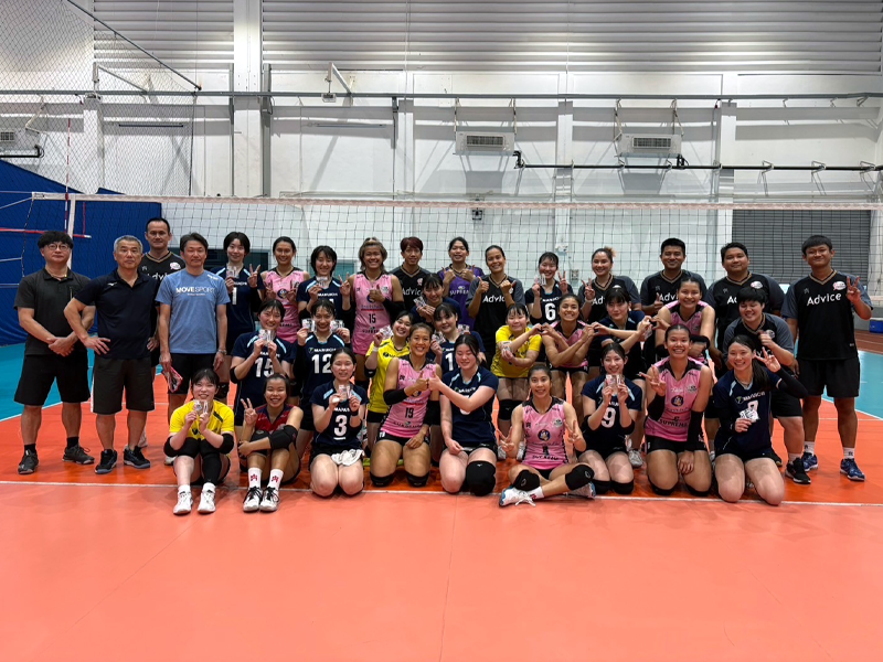 試合会場でタイの選手たちと記念撮影