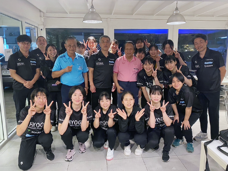 タイのバレーボール協会関係者と記念撮影