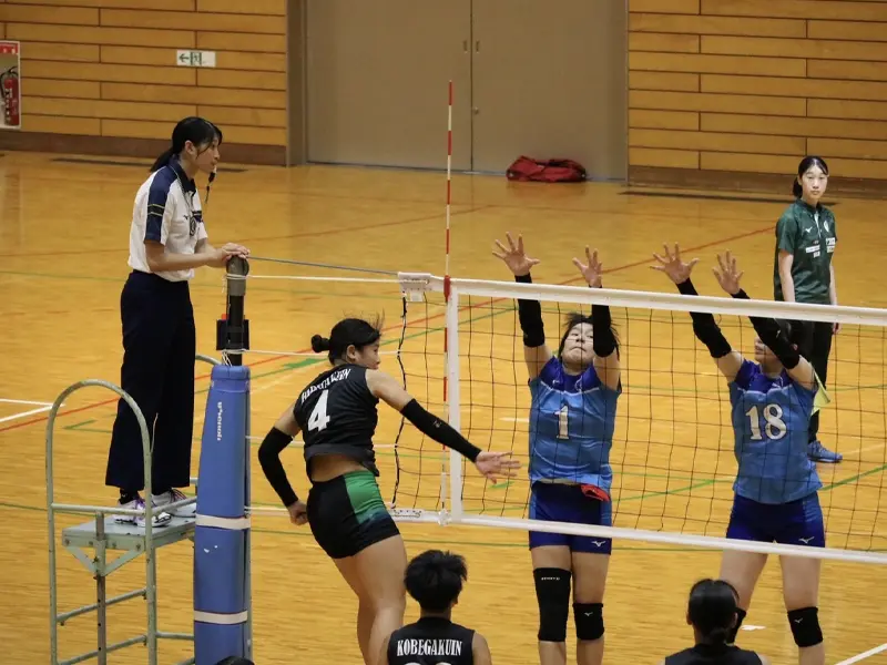 スパイクを打つ選手