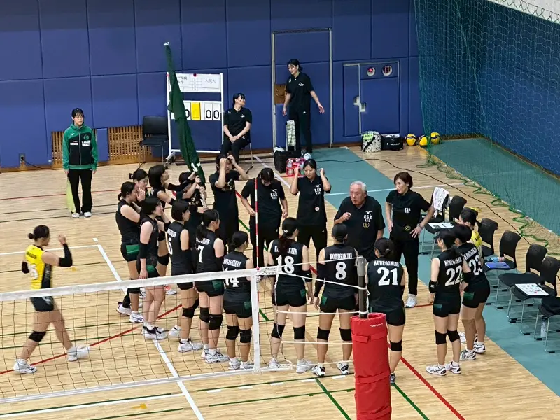 秋田監督の指示を聞く部員ら