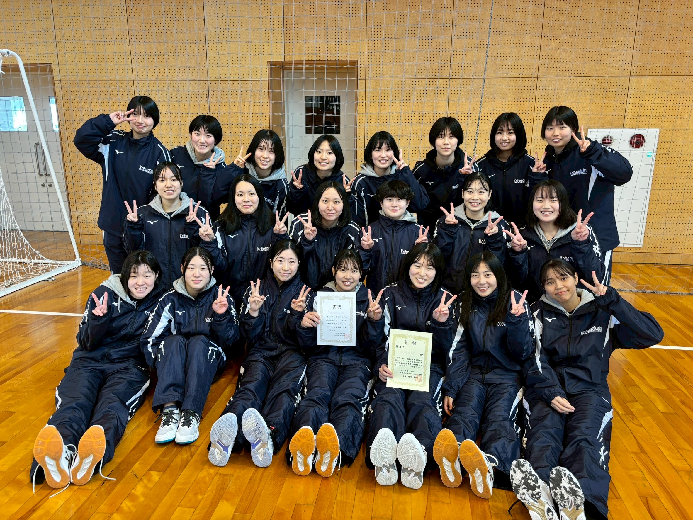 ３位の賞状を手にする部員ら