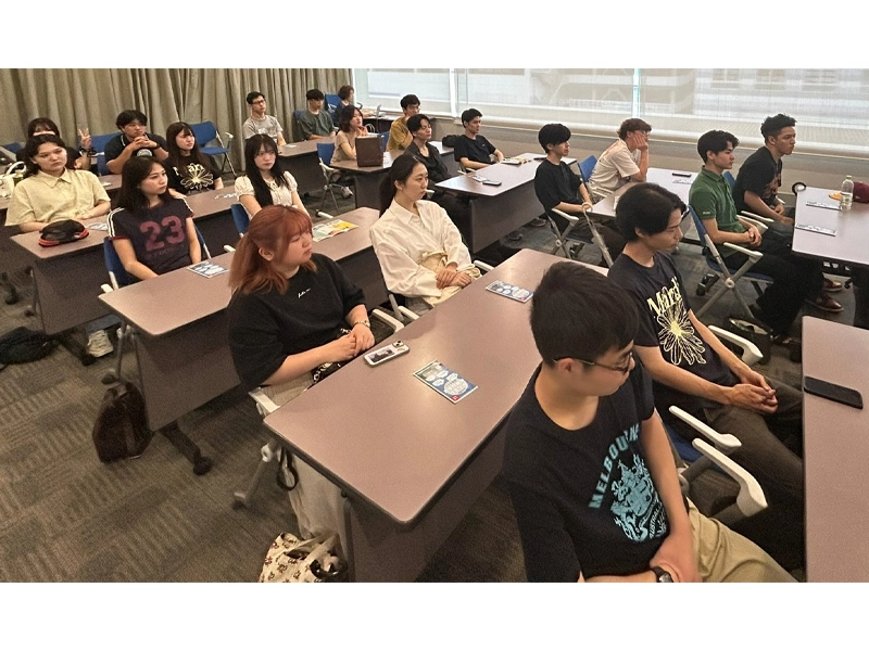教室でJICA関西の活動などについて説明を受ける学生