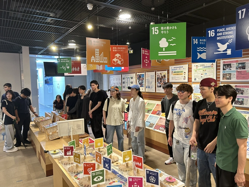 広報展示室を見学する学生