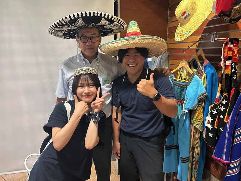 メキシコの帽子「ソンブレロ」をかぶることも可能な展示室
