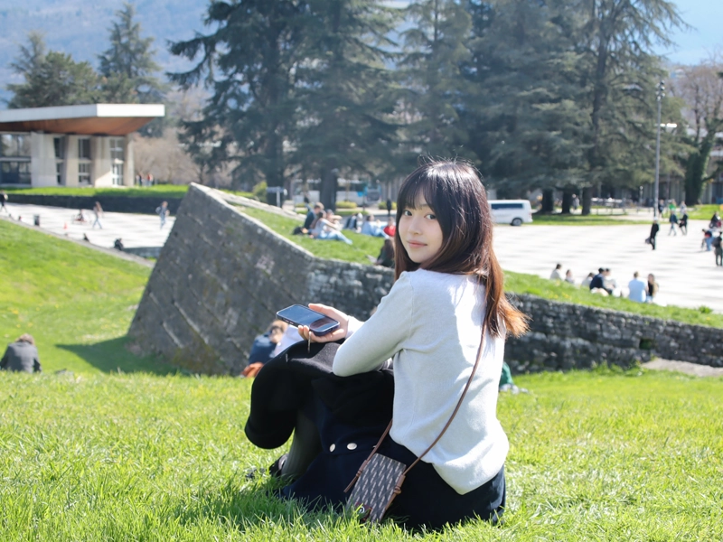 ①大学中心部の広々とした芝生でくつろぐ湯さん