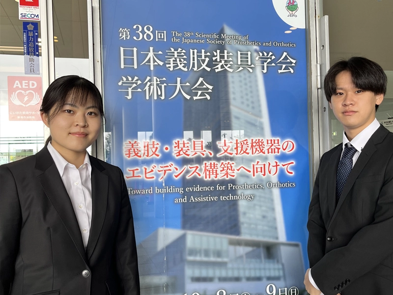 学術大会の会場で記念撮影する稲葉さん（左）と浅田さん