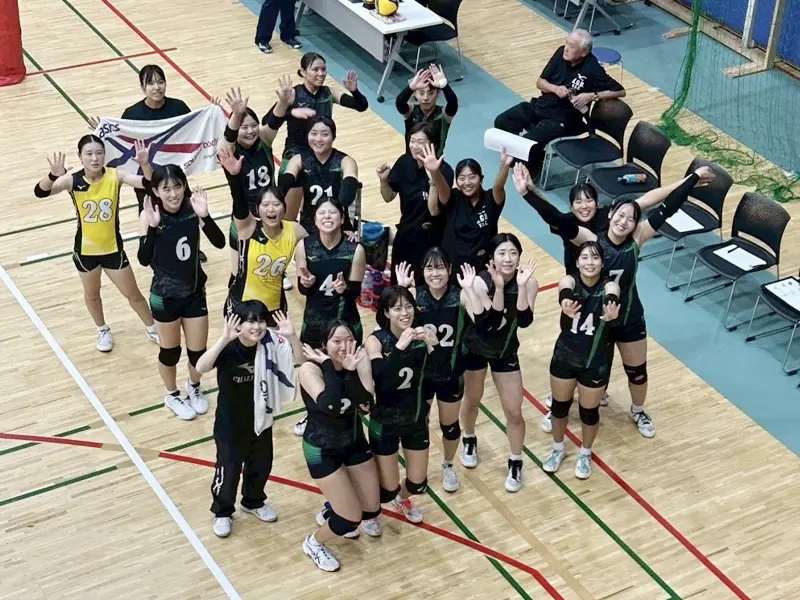 客席に手を振る部員ら