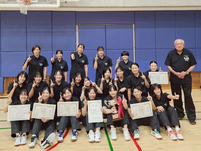 優勝の賞状やカップを手に笑顔の部員ら