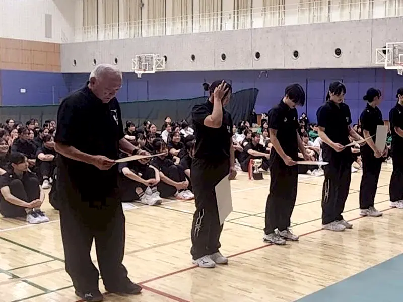 監督賞の表彰を受ける秋田監督