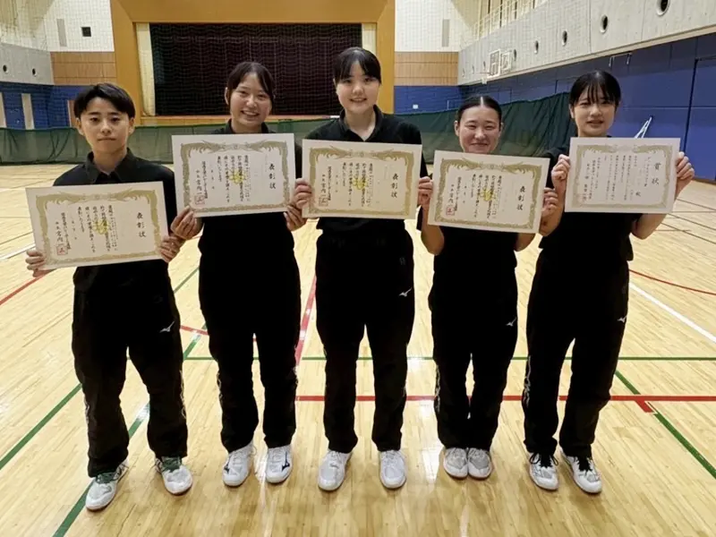 (左から)セッター賞の柴田さん、優秀選手賞の石橋さん、スパイク賞の小野さん、リベロ賞の竈さん、グッドレフェリー賞の藤原さん