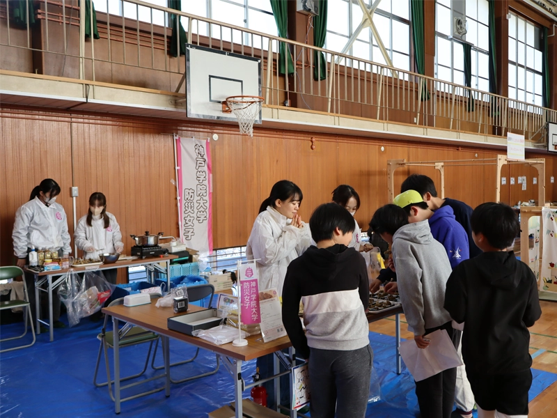 試食を配布する「防災女子」