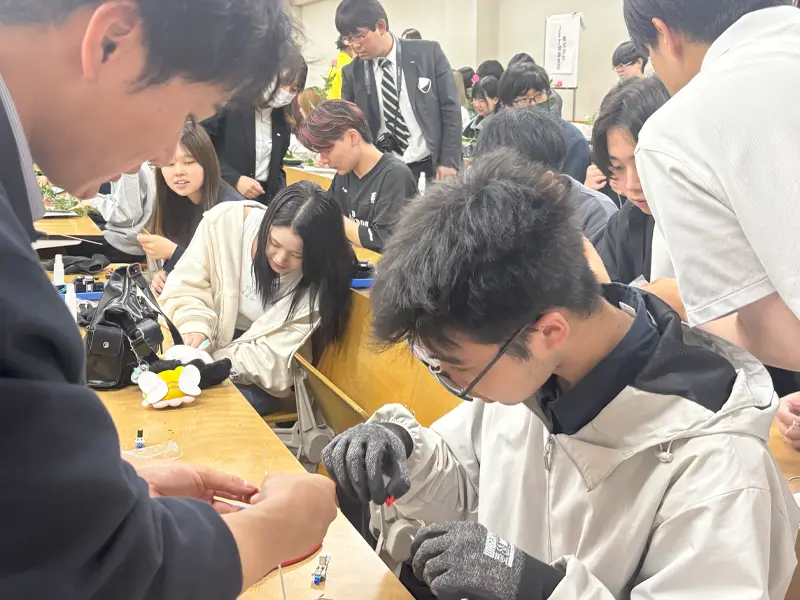 ネットをつなぐ部品づくりに挑戦する学生