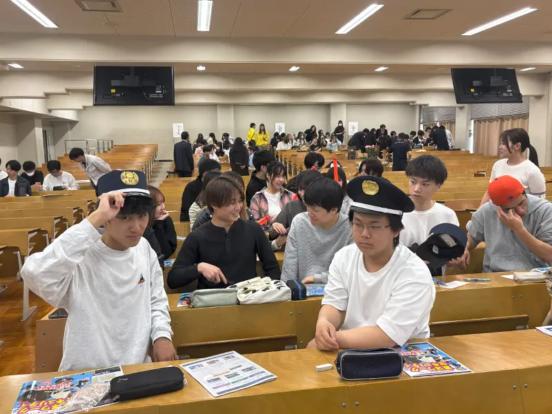 警備の仕事体験で制帽をかぶる学生