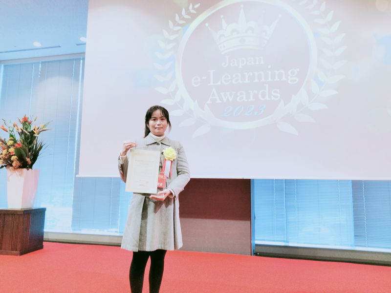 第20回eラーニングアワード」の日本語教育特別部門賞を受賞し、表彰状を手にする簡珮鈴実習助手