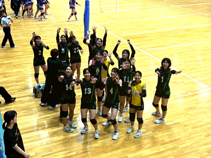 皇學館大學戦で客席に手を振る本学の選手たち