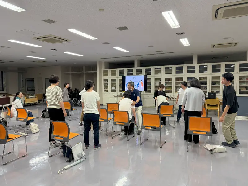 重心の移動や体位変換について学ぶ参加者