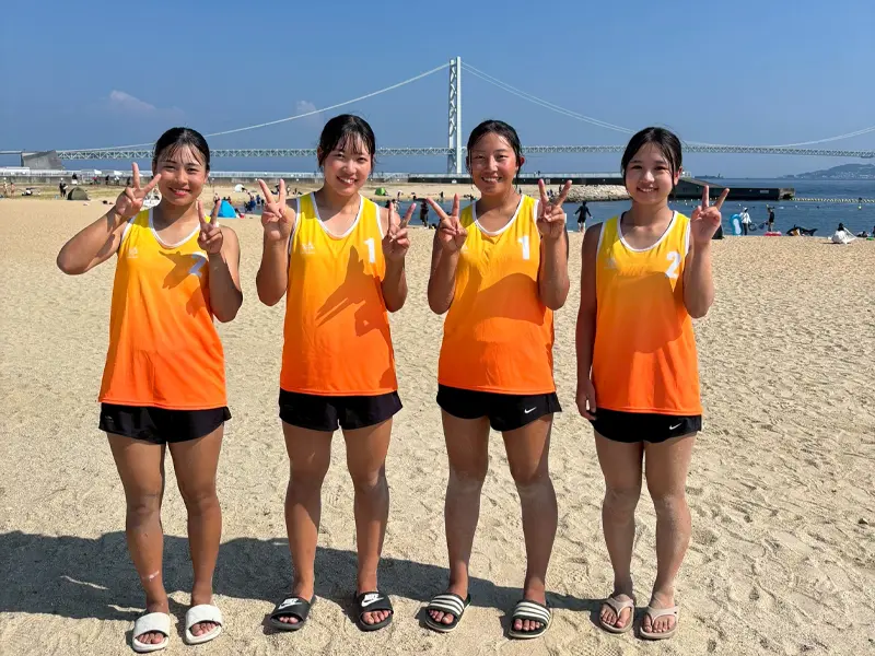 女子ベスト８の上田・黒川ペア（左の２人）と福井・兒嶋ペア