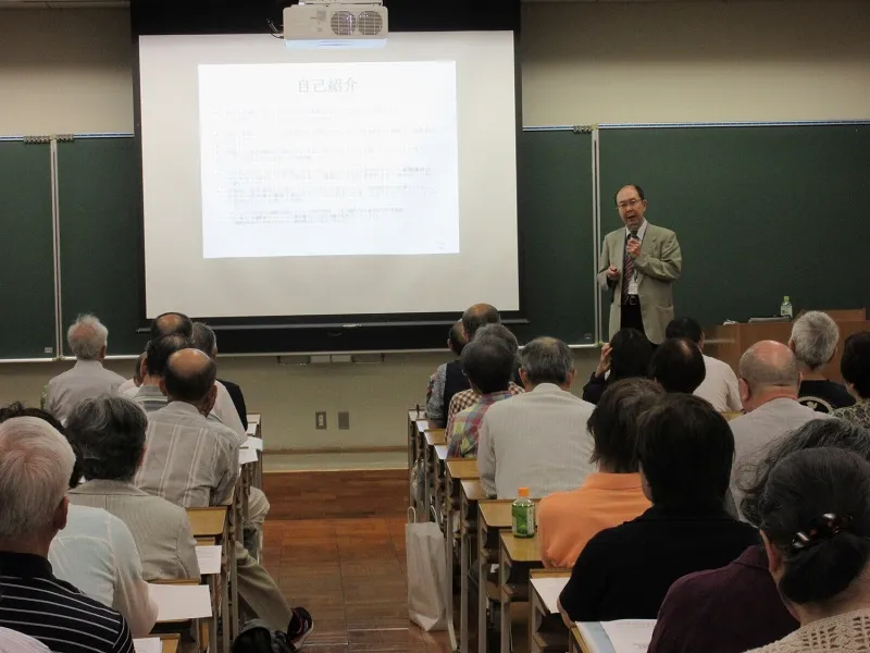 講義する高梨教授