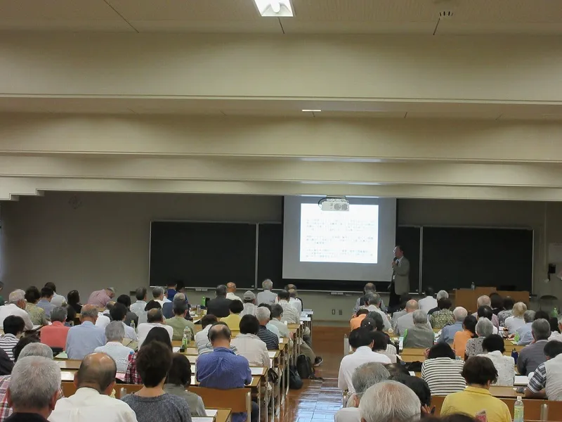 講義を聴く受講者