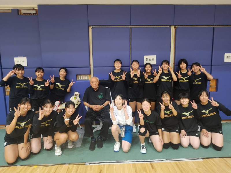 さとゆりさんを囲み、記念撮影する本学バレーボール部（女子）の部員ら