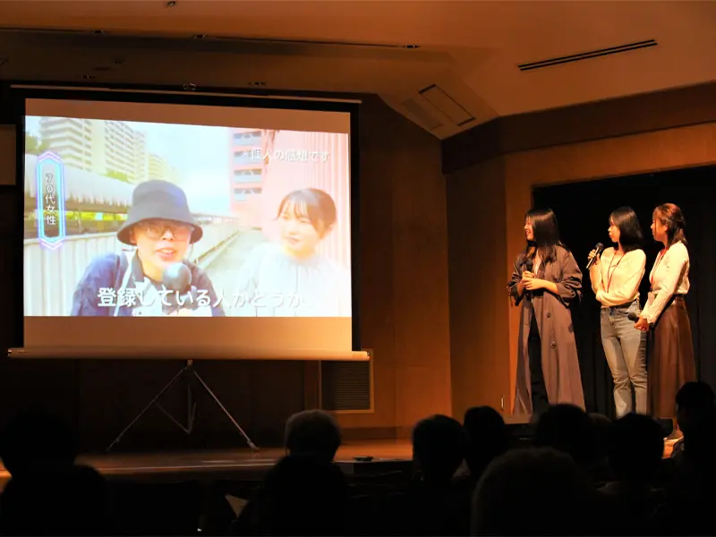 テレビショッピング風の寸劇を披露する学生