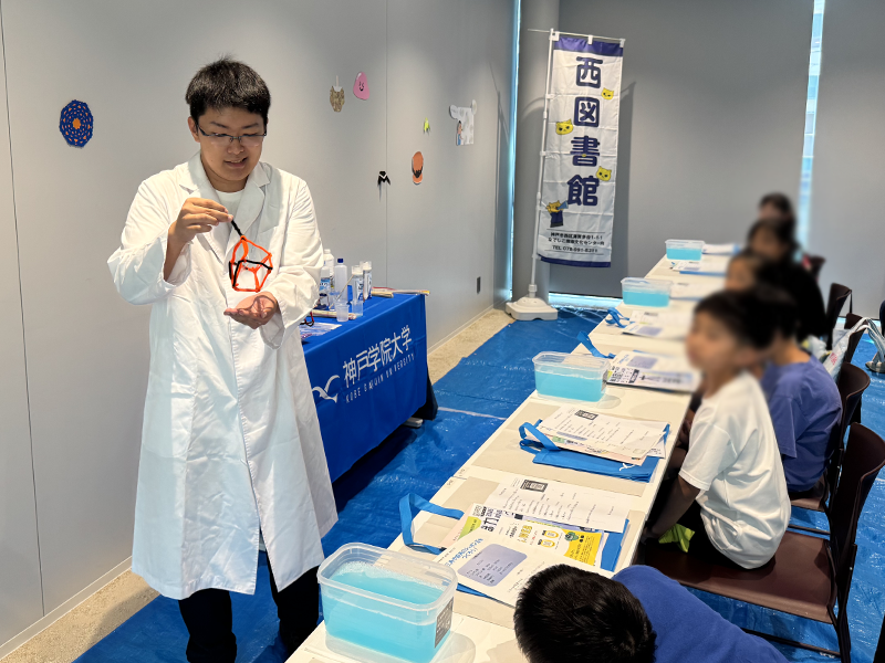 実演しながら解説する科学クラブの学生