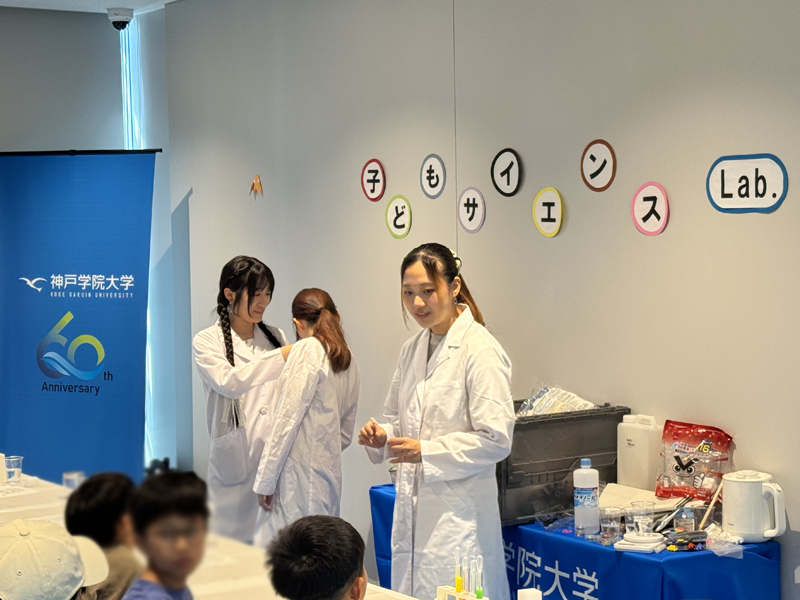 実験の説明をする科学クラブの学生